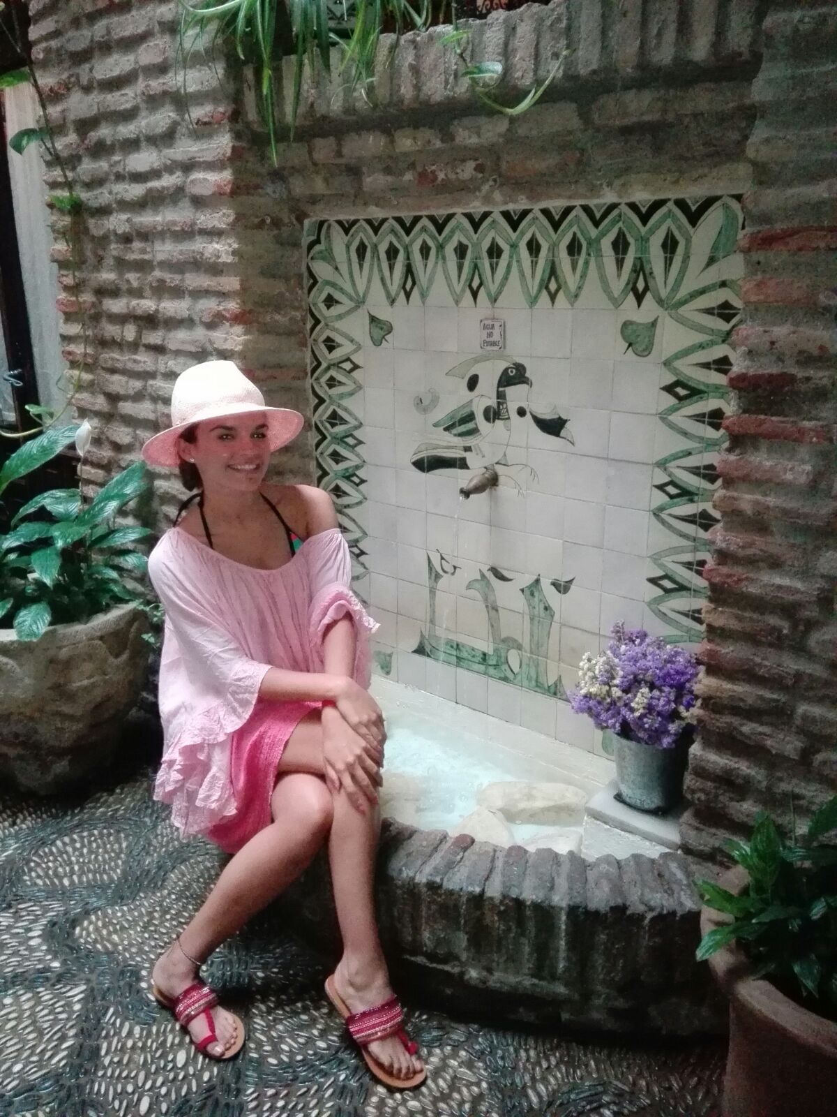 En 2008 Melody eligió Hammam Al Ándalus Córdoba como escenario para el videoclip de su canción “Te digo adiós”. Después de algunos años, la cantante sevillana volvió a visitar nuestras instalaciones con su familia para disfrutar de nuestros servicios. Tras la visita a nuestros baños árabes, Melody y sus familiares quedaron encantados y prometieron volver muy pronto. “Te digo adiós” es una canción incluida dentro de su quinto álbum, “Los buenos días”. En el videoclip podemos ver a la artista de Dos Hermanas cantando y bailando en las instalaciones de Hammam Al Ándalus Córdoba. 