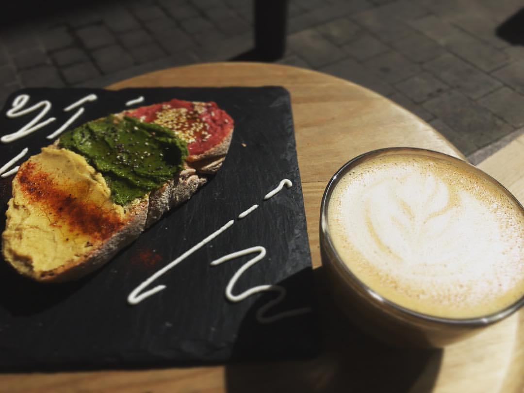 “Sería imposible, pero papá dice que la vida es muy larga y hay música para todos los días. Siempre que se levanta pone un disco, depende… – ¿De? – Dije yo. – Del desayuno. […] Tostadas, Wagner. Cruasán, Vivaldi. Dulces, Chopin. Cereales, Beethoven. Y así siempre.” La noche soñada de Màxim Huerta Chilling Café. Calle Estrella, 5. Callao Desayunos y brunchs 100% veganos. Este local situado en Callao se autodenamina como el primer café vegano de Madrid y lleva abierto desde enero de este año. Su carta cruelty free, que no incluye alimentos o bebidas que provenga de animales, es muy extensa. En ella encontramos platos dulces y salados: tartas, tostadas, galletas... Además son populares sus opciones cafeteras: flat white, latte o capuccino.