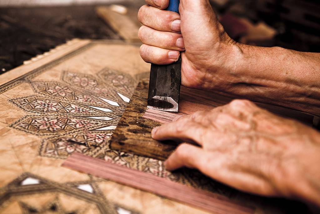 artesano trabajando madera