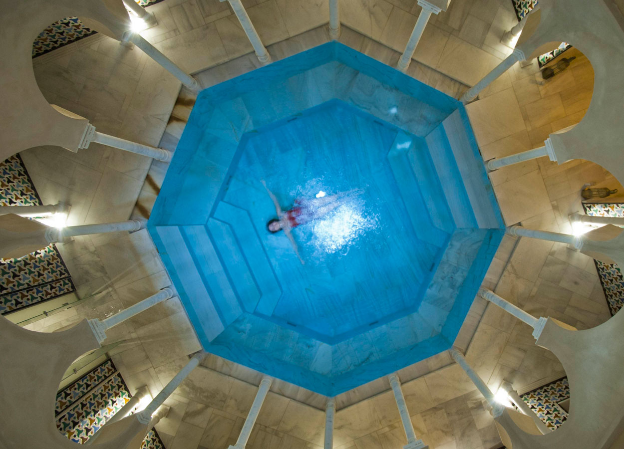 SOLO UN CUERPO QUE FLOTA, POR OLALLA CASTRO