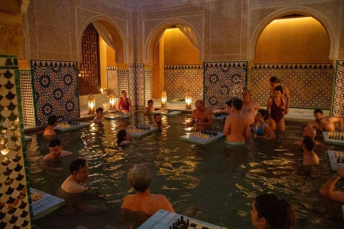 Combaten los ejércitos en Hammam Al Ándalus con el regreso de «Ajedrez en el Agua»