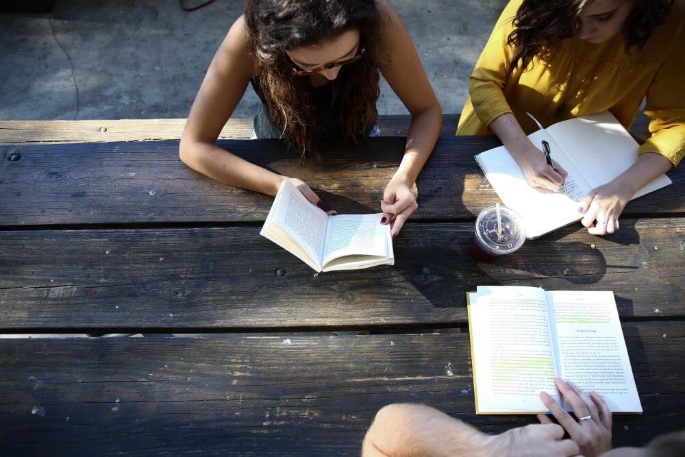 Niños estudiando en el exterior