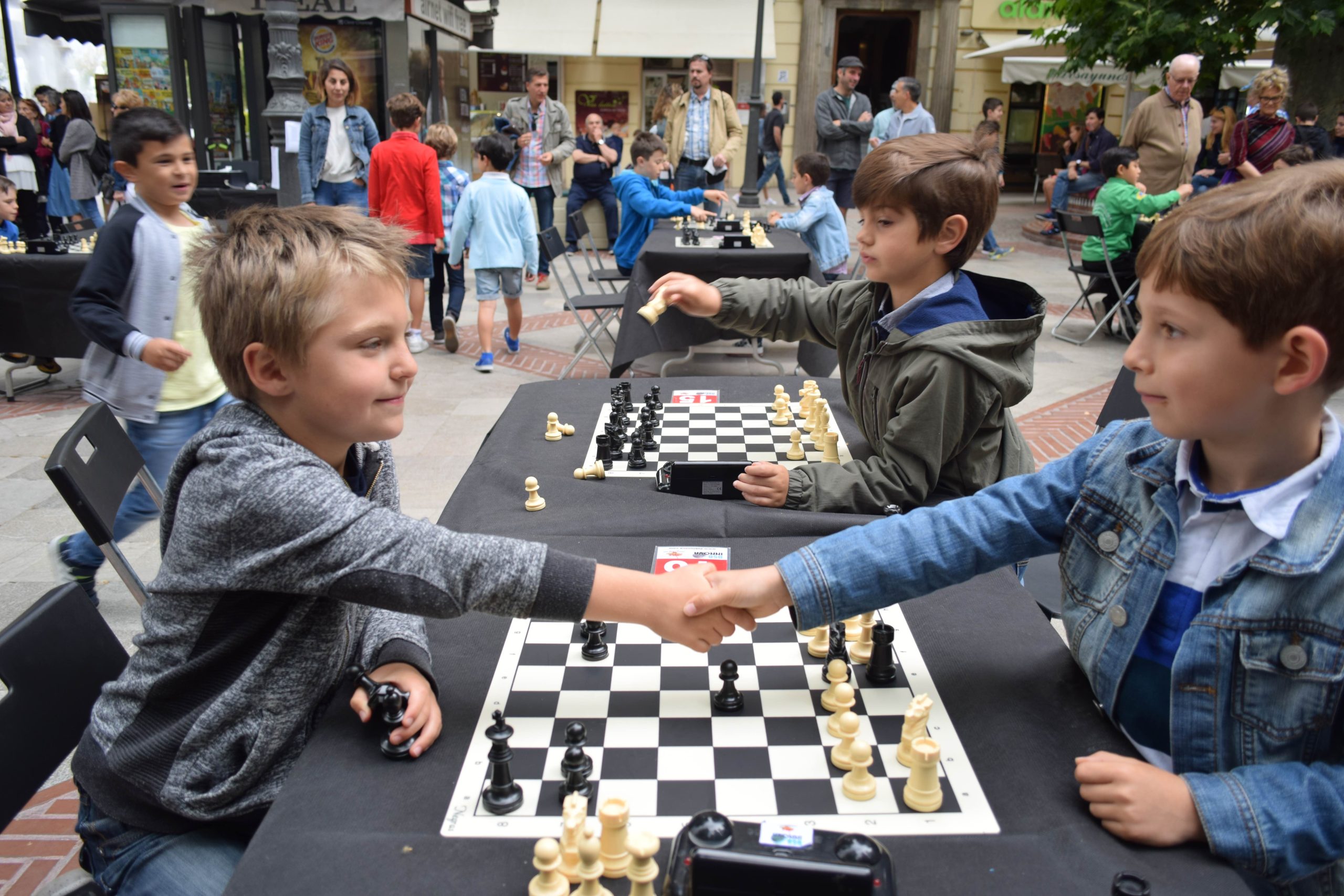 Crónica de la III edición del Torneo Infantil de Ajedrez en la Calle en Granada