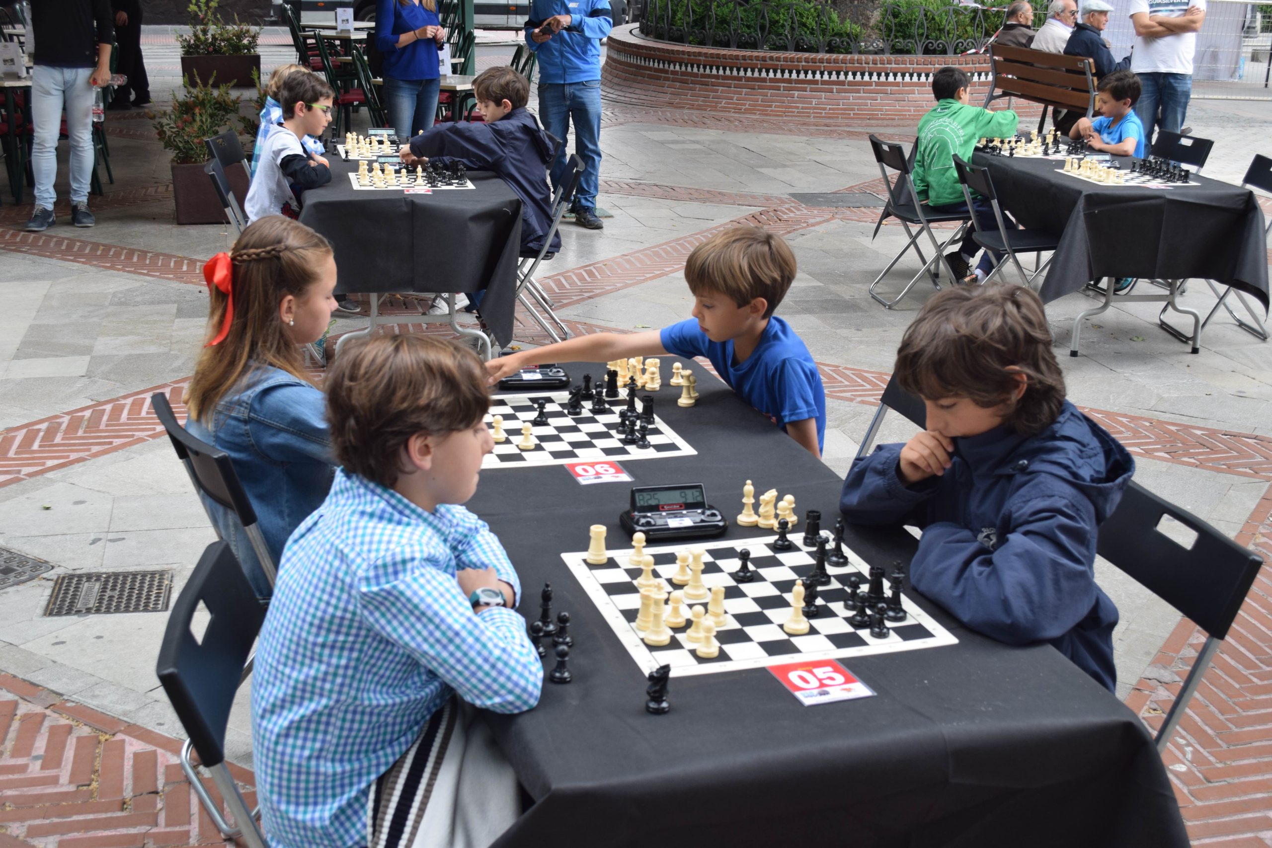 Las calles de Granada fueron escenario de un torneo de ajedrez infantil en vivo 