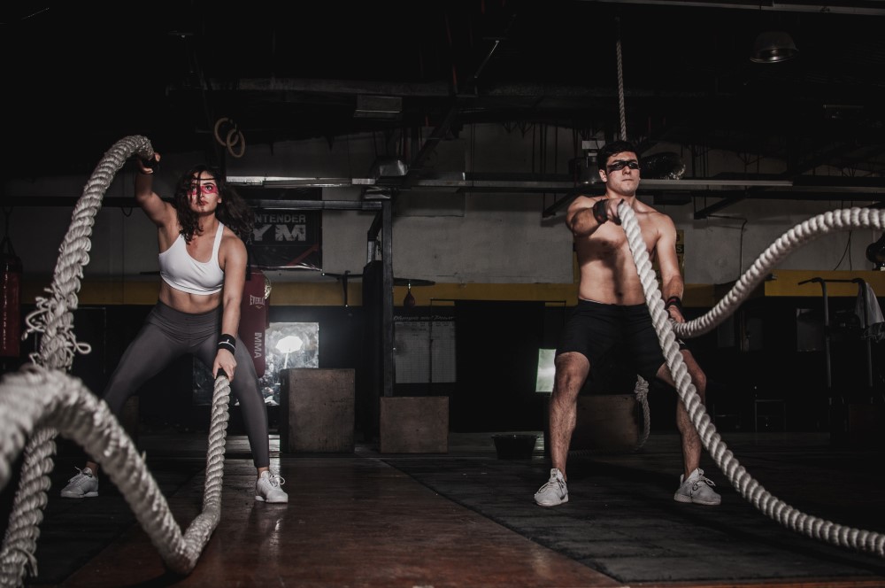 Personas entrenando crossfit