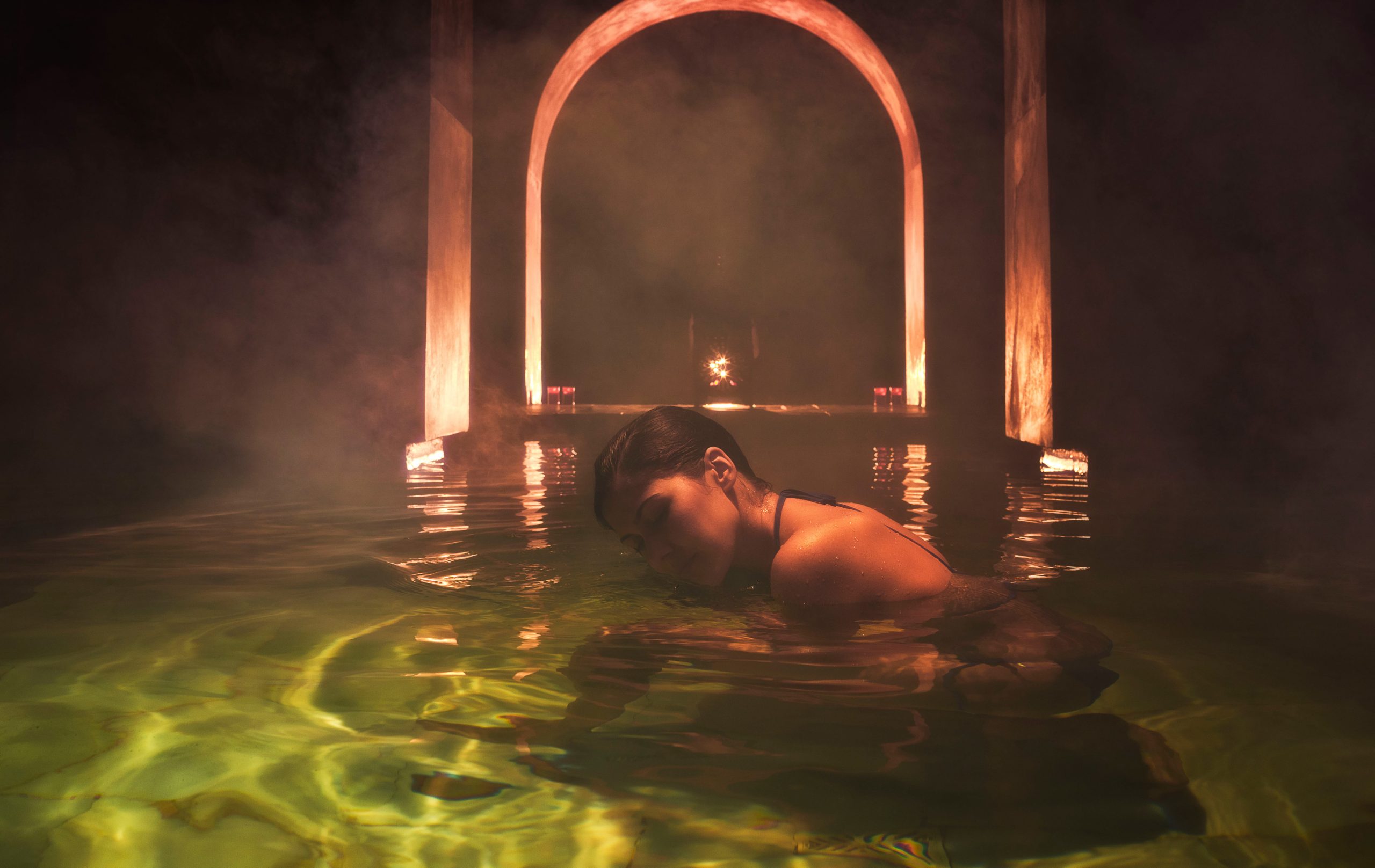 El recorrido finalizará en las instalaciones de nuestros baños árabes de tradición andalusí. El visitante que entre en Hammam Al Ándalus se sumergirá en la historia del Madrid árabe, el antiguo Mayrit. Nuestros baños árabes están construidos sobre la estructura de un aljibe centenario, cerca del barrio de la Almudaina, lo que hoy conocemos como Almudena, patrona de la ciudad. El visitante entrará a un espacio de emoción que le transportará a otra época.