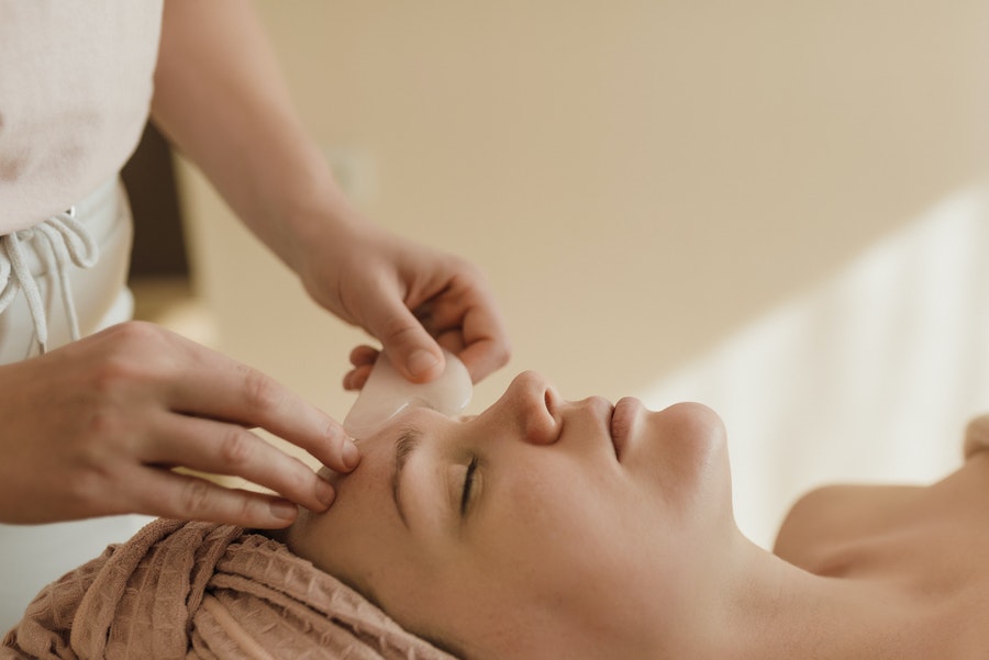Cómo usar gua sha en tu rutina facial diaria