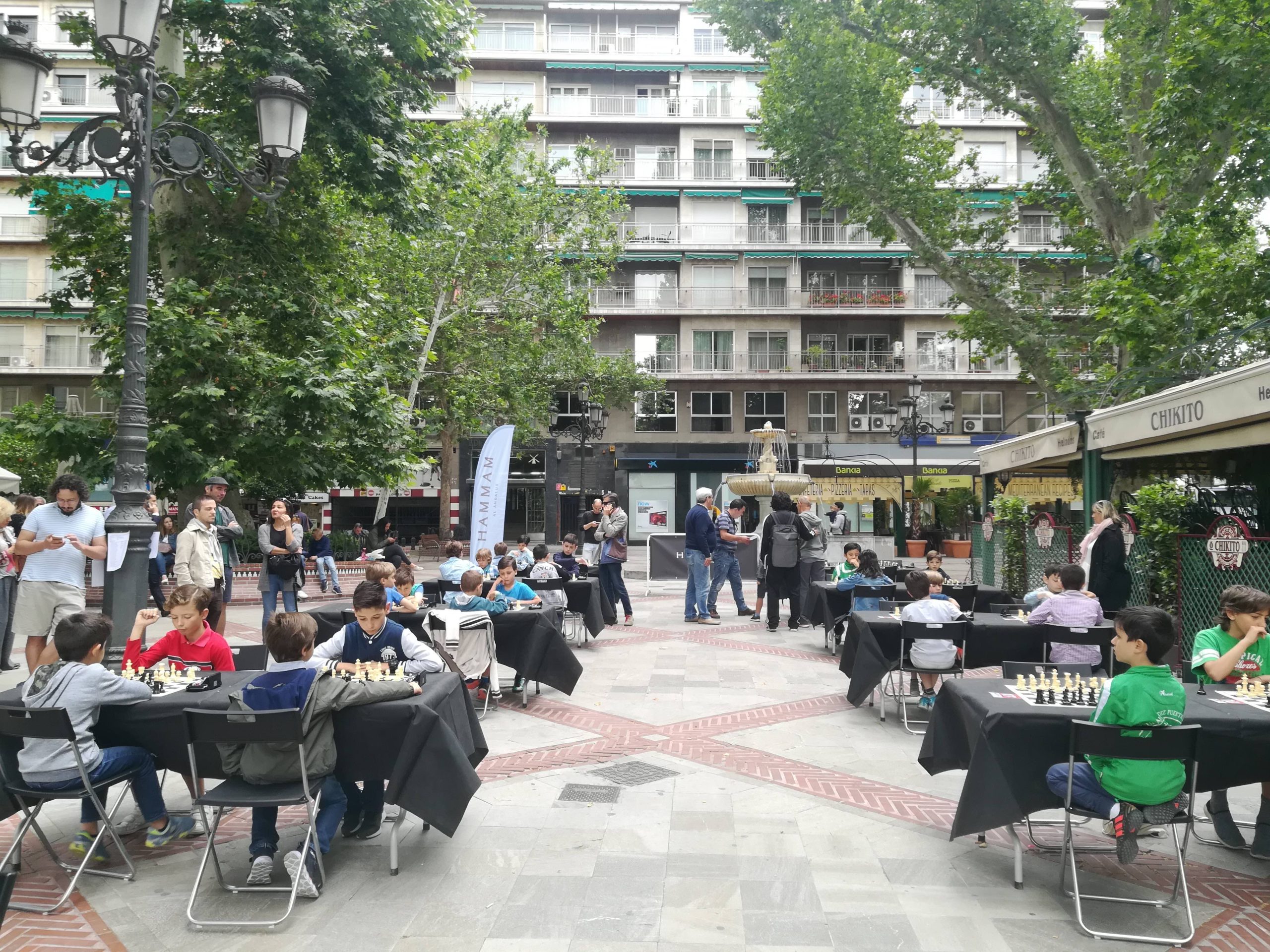 Las calles de Granada fueron escenario de un torneo de ajedrez infantil en vivo 