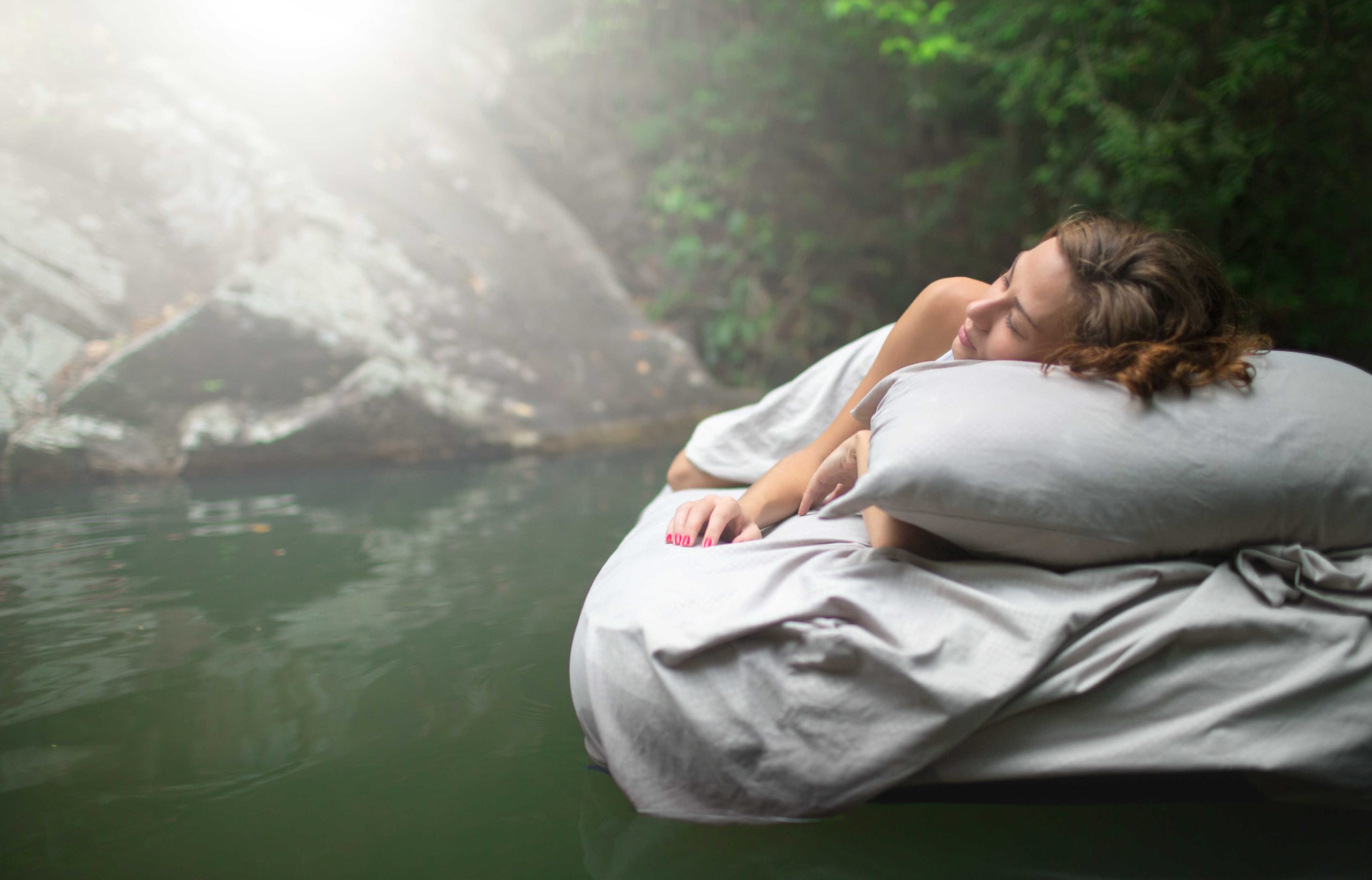 mujer relajada junto al agua