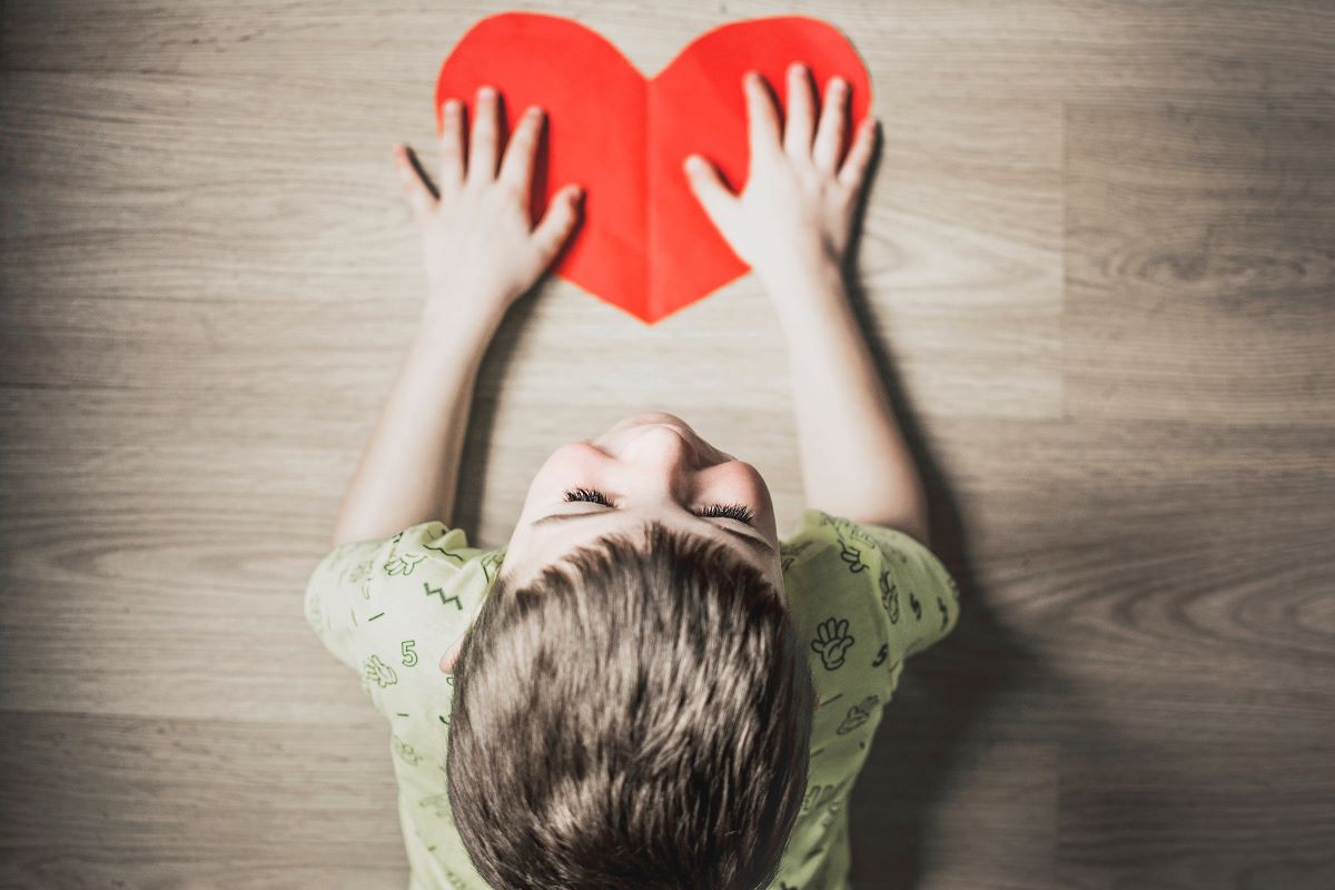 Niño jugando con un corazón