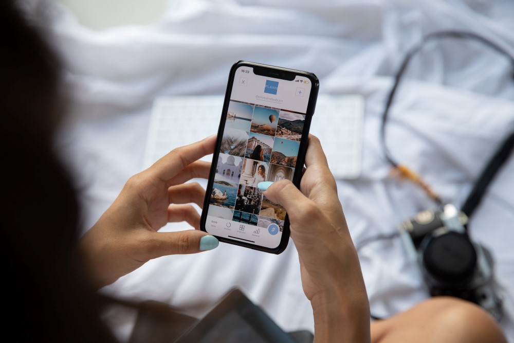 Persona utilizando Instagram