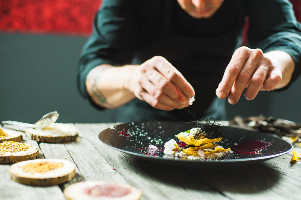 cocinero gourmet emplatando